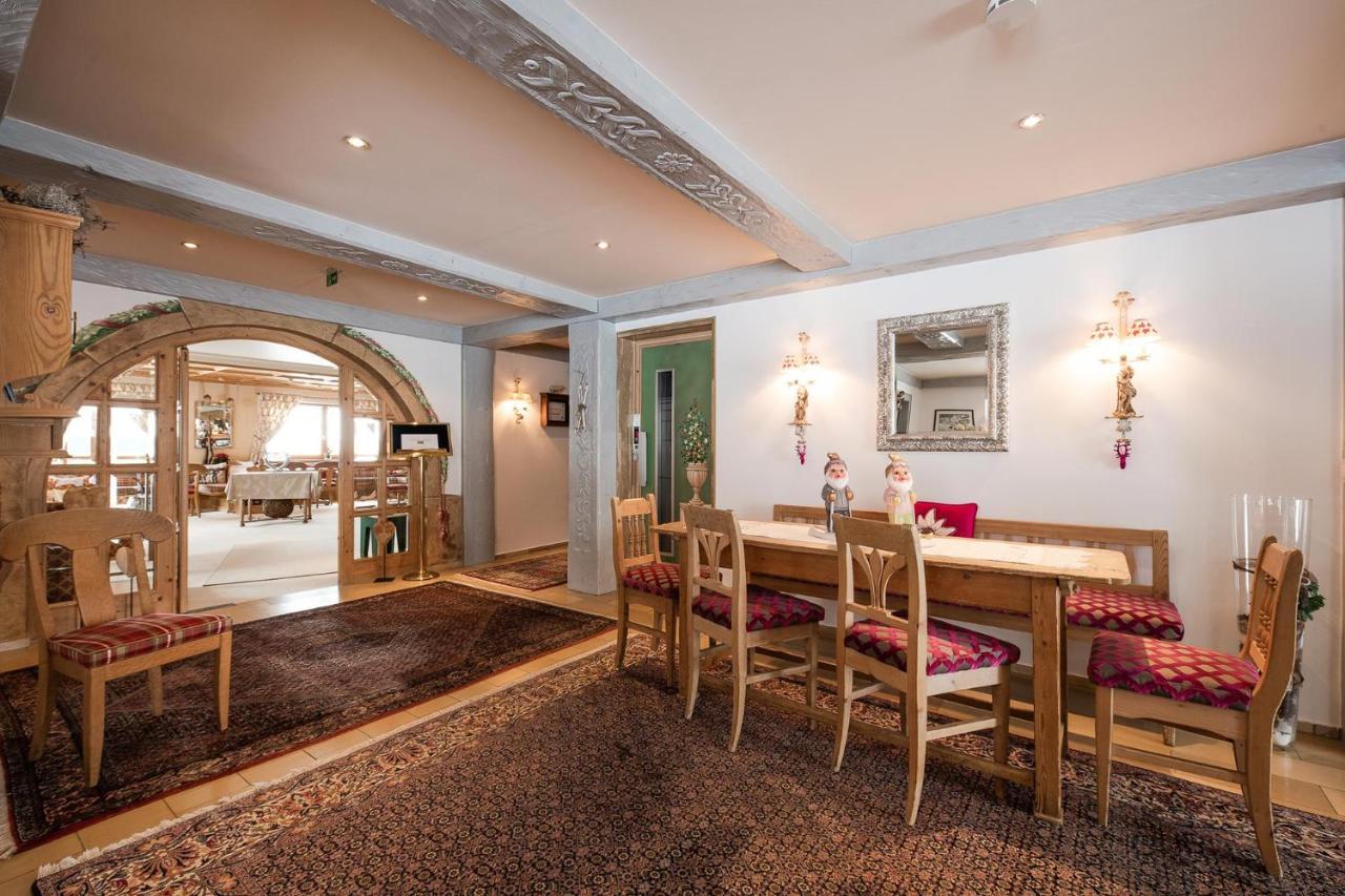 Bed & Breakfast Hotel Guggis Zürs Exteriör bild