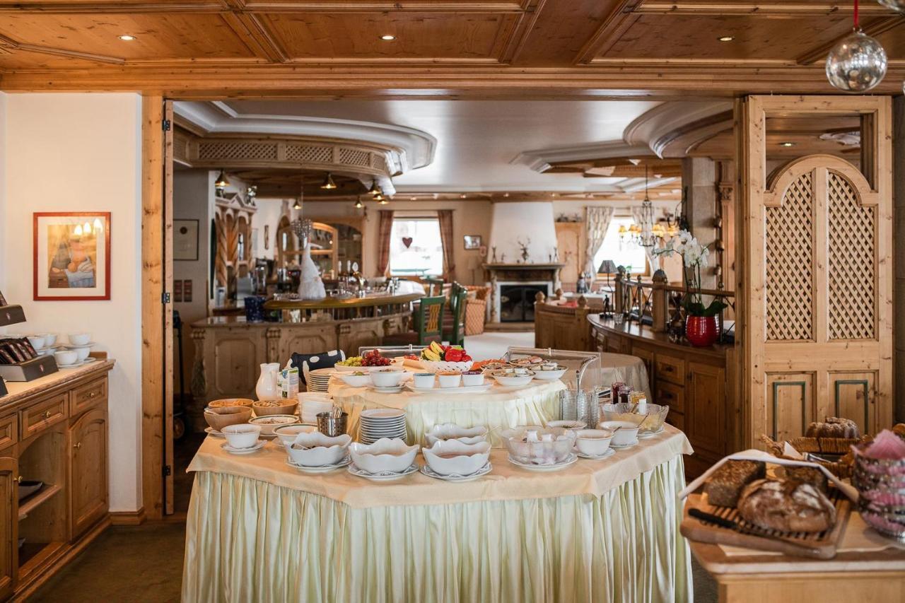 Bed & Breakfast Hotel Guggis Zürs Exteriör bild