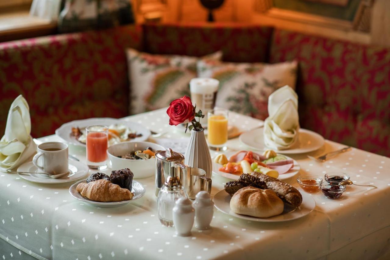 Bed & Breakfast Hotel Guggis Zürs Exteriör bild