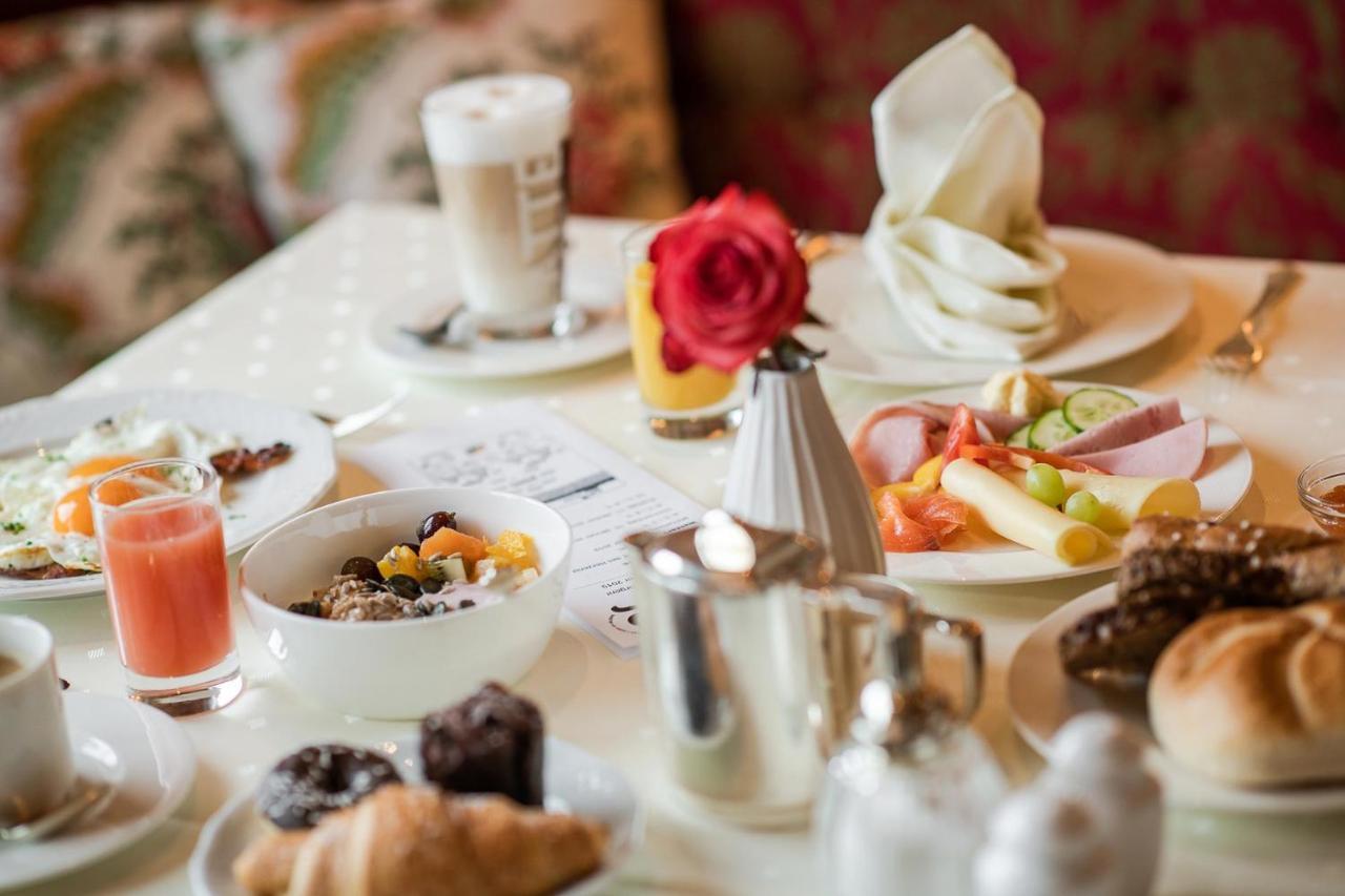 Bed & Breakfast Hotel Guggis Zürs Exteriör bild